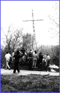 Stawianie 1 krzyża na terenie naszej Parafii, w miejscu gdzie teraz jest Krzyż Misyjny 
